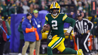 Green Bay Packers Quarterback Malik Willis (#2) läuft zum Touchdown im NFL-Spiel gegen die Baltimore Ravens im Lambeau Field in Green Bay, Wisconsin