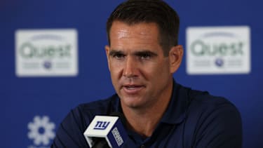 New York Giants General Manager Joe Schoen spricht mit Medienvertretern während des Training Camps im Quest Diagnostics Training Center in East Rutherford