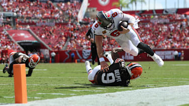 Tampa Bay Buccaneers Quarterback Baker Mayfield (6) läuft mit dem Ball gegen die Cleveland Browns.