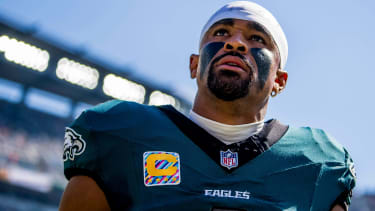 October 5, 2025, Philadelphia, Pa, USA: Philadelphia Eagles quarterback Jalen Hurts (1) before the NFL, American Football Herren, USA football matchup between the Denver Broncos and the Philadelphia Eagles at Lincoln Financial Field in Philadelphia, Pennsylvania on October 5 2025. Cal Media Philadelphia USA - ZUMAcs17 20251005_faf_cs17_001 Copyright: xScottxSeriox