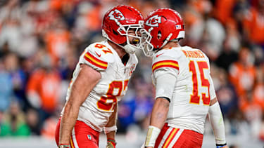 Quarterback Patrick Mahomes und Tight End Travis Kelce von den Kansas City Chiefs feiern einen Touchdown im Spiel gegen die Denver Broncos im Empower Field at Mile High