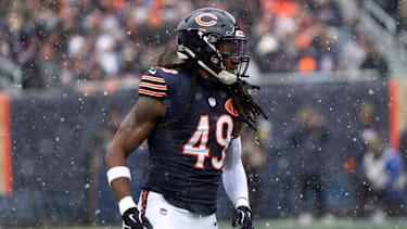 Chicago Bears Linebacker Tremaine Edmunds (#49) beobachtet das Spielgeschehen während des NFL-Duells gegen die New York Giants im Soldier Field in Chicago, Illinois