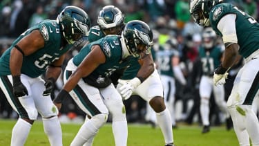 Philadelphia Eagles linebacker Nolan Smith Jr. feiert mit seinen Teamkollegen