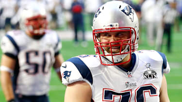 epa04600274 RE-CROP New England Patriots tackle Sebastian Vollmer of Germany walks on the field prior to the kickoff of the Super Bowl XLIX between the New England Patriots and the Seattle Seahawks at the University of Phoenix Stadium in Glendale, Arizona, USA 01 February 2015. EPA/ERIK S. LESSER ++