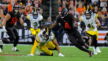Cleveland Browns Quarterback Deshaun Watson 4 beim NFL-Spiel gegen die Pittsburgh Steelers.