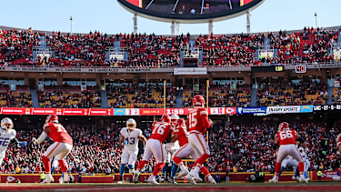Quarterback Patrick Mahomes von den Kansas City Chiefs geht zum Passwurf zurück im NFL-Spiel gegen die Los Angeles Chargers im Arrowhead Stadium in Kansas City (American Football, USA)