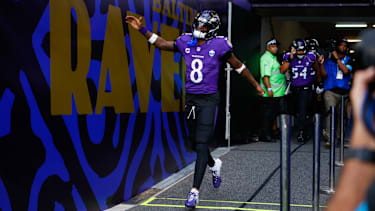 Die Baltimore Ravens betreten vor dem NFL Rio Game gegen die Dallas Cowboys im Maracanã-Stadion das Spielfeld zum Aufwärmen.