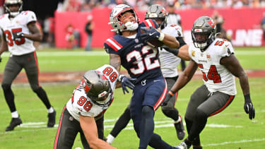 NFL, American Football Herren, USA New England Patriots at Tampa Bay Buccaneers Nov 9, 2025; Tampa, Florida, USA; New England Patriots running back Treveyon Henderson (32) is tackled by Tampa Bay Buccaneers linebacker Anthony Nelson (98) and outside linebacker Lavonte David (54) during the fourth quarter at Raymond James Stadium. Tampa Raymond James Stadium Florida USA, EDITORIAL USE ONLY PUBLICATIONxINxGERxSUIxAUTxONLY Copyright: xJonathanxDyerx 20251109_tcs_db1_141