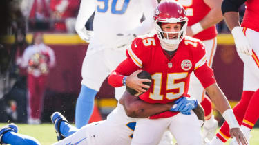 Los Angeles Chargers linebacker Troy Dye (43) sackt Kansas City Chiefs quarterback Patrick Mahomes