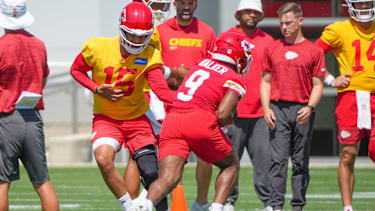 Kenneth Walker und Patrick Mahomes gemeinsam im Training Camp der Kansas City Chiefs.