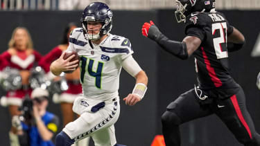 Seattle Seahawks quarterback Sam Darnold (links)