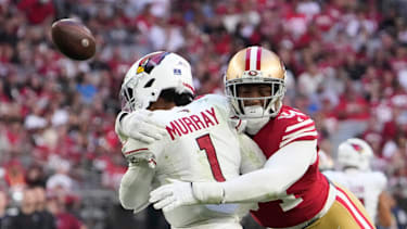 Arizona Cardinals Quarterback Kyler Murray (#1) wirft einen Pass unter Druck von San Francisco 49ers Defensive End Clelin Ferrell (#94) im dritten Viertel im State Farm Stadium in Glendale, Arizona