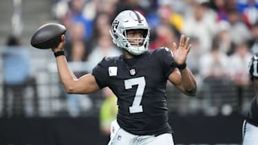 Las Vegas Raiders Quarterback Geno Smith (#7) bereitet im ersten Viertel einen Pass gegen die New York Giants im Allegiant Stadium in Paradise, Nevada, vor.