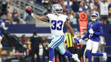 Running Back Javonte Williams jubelt, als er für die Dallas Cowboys einen Touchdown erzielt