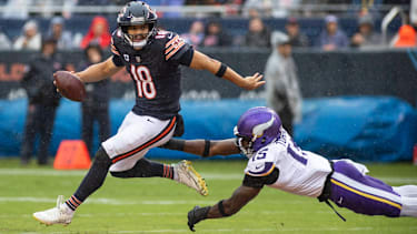 Chicago Bears Quarterback Caleb Williams (18) bricht einen Sack gegen die Minnesota Vikings.
