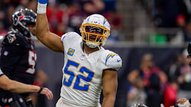 Khalil Mack (Los Angeles Chargers) unterschreibt einen neuen Vertrag und bleibt Teil der Chargers-Defense - der neunmalige Pro-Bowler geht in seine 13. NFL-Saison.