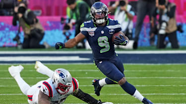 Seattle Seahawks Running Back Kenneth Walker III (9) läuft den Ball im zweiten Qaurter gegen die New England Patriots im Super Bowl LX im Levi s Stadium.