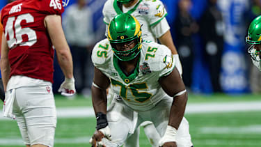 Oregon Ducks Offensive Lineman Emmanuel Pregnon in Aktion während des Chick-fil-A Peach Bowl (College Football Playoff Halbfinale) gegen die Indiana Hoosiers im Mercedes-Benz Stadium in Atlanta, Georgia
