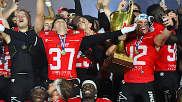 Die Potsdam Royals feiern den Gewinn der deutschen Meisterschaft bei der Siegerehrung nach dem German Bowl 2025 gegen die Dresden Monarchs im Rudolf-Harbig-Stadion in Dresden