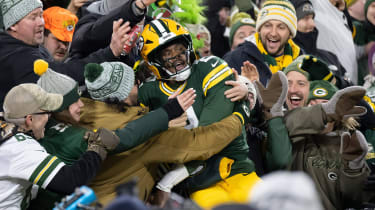 December 27, 2025: Green Bay Packers quarterback Malik Willis (2) does the Lambeau leap after his touchdown against the Baltimore Ravens in Green Bay, WI. Ravens defeated Packers, 41-24. Cal Media. Green Bay United States of America - ZUMAc04_ 20251227_zma_c04_257 Copyright: xKirstenxSchmittx
