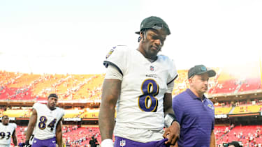 Baltimore Ravens Quarterback Lamar Jackson (#8) verlässt nach dem NFL-Spiel gegen die Kansas City Chiefs das Spielfeld im GEHA Field at Arrowhead Stadium in Kansas City, Missouri