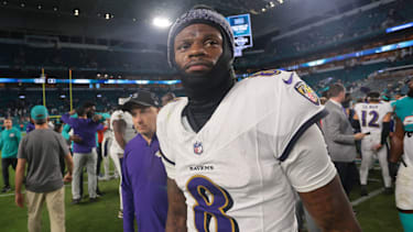Lamar Jackson, Quarterback der Baltimore Ravens, wartet weiterhin auf eine Vertragsverlängerung trotz laufender Gespräche mit dem Team.