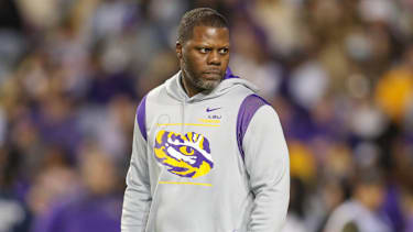 NCAA, College League, USA Football 2021: Arkansas vs LSU NOV 13 November 13, 2021: LSU defensive coordinator Daronte Jones walks the field during pregame prior to NCAA football game action between the Arkansas Razorbacks and the LSU Tigers at Tiger Stadium in Baton Rouge, LA. Jonathan Mailhes CSM Baton Rouge LA USA EDITORIAL USE ONLY Copyright: xx ZUMA-20211113_zaf_c04_780.jpg JonathanxMailhesx csmphototwo822534