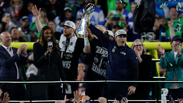 SANTA CLARA, CA - FEBRUARY 08: Head Coach Mike Macdonald of the Seattle Seahawks holds up the Vince Lombardi Trophy after the Seattle Seahawks defeat the New England Patriots 29-13 in Super Bowl LX on February 8, 2026, at Levi s Stadium in Santa Clara, CA. (Photo by Bob Kupbens Icon Sportswire) NFL, American Football Herren, USA FEB 08 Super Bowl LX Seahawks vs Patriots EDITORIAL USE ONLY Icon26020827636