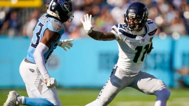 Seattle Seahawks wide receiver Jaxon Smith-Njigba (rechts) im Duell mit Tennessee Titans safety Kevin Winston Jr.