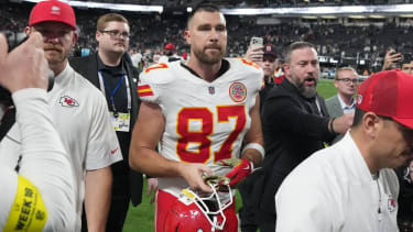 NFL, American Football Herren, USA Kansas City Chiefs at Las Vegas Raiders Jan 4, 2026; Paradise, Nevada, USA; Kansas City Chiefs tight end Travis Kelce (87) leaves the field after the game against the Las Vegas Raiders at Allegiant Stadium. Paradise Allegiant Stadium Nevada United States, EDITORIAL USE ONLY PUBLICATIONxINxGERxSUIxAUTxONLY Copyright: xKirbyxLeex 20250104_kdl_al2_052