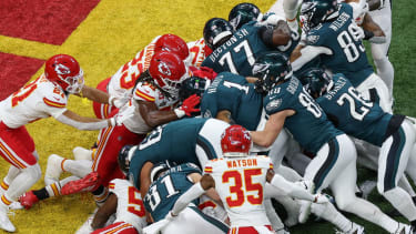 NEW ORLEANS, LA - FEBRUARY 09: QB Jalen Hurts 1 of the Philadelphia Eagles gets a tush push for a touchdown during Super Bowl LIX between the Kansas City Chiefs and the Philadelphia Eagles on Sunday February 9, 2025 at the Caesars Superdome in New Orleans, LA.(Photo by David Buono Icon Sportswire) NFL, American Football Herren, USA FEB 09 Super Bowl LIX - Eagles vs Chiefs EDITORIAL USE ONLY Icon250209072