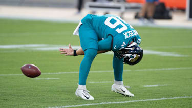 Long Snapper Ross Matiscik #46 von den Jacksonville Jaguars snaptr den Ball beim Aufwärmen vor dem NFL-Spiel gegen die Miami Dolphins.