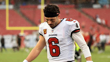 Baker Mayfield von den Tampa Bay Buccaneers kugelte sich in Week 3 den rechten Daumen aus und fällt mindestens drei Wochen aus
