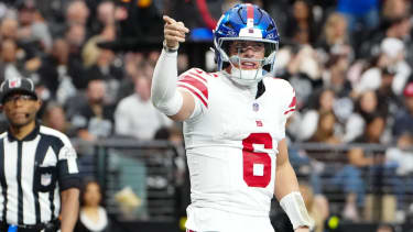 NFL, American Football Herren, USA New York Giants at Las Vegas Raiders Dec 28, 2025; Paradise, Nevada, USA; New York Giants quarterback Jaxson Dart (6) celebrates a touchdown in the second quarter against the Las Vegas Raiders at Allegiant Stadium.