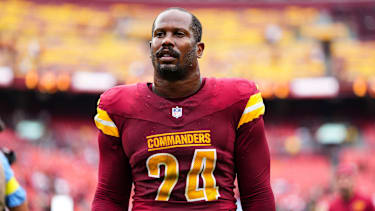 Pass-Rusher Von Miller #24von den Washington Commanders läuft vom Feld nach dem Spiel gegen die Las Vegas Raiders.