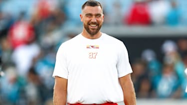 Kansas City Chiefs Tight End Travis Kelce (#87) lächelt vor dem NFL-Spiel gegen die Jacksonville Jaguars im EverBank Stadium in Jacksonville, Florida