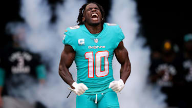 Tyreek Hill (#10) von den Miami Dolphins schreit, während er vor dem Spiel gegen die New York Jets am 8. Januar 2023 im Hard Rock Stadium in Miami Gardens, Florida, auf das Spielfeld läuft.