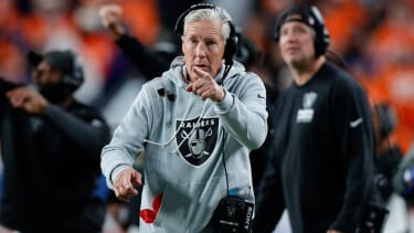 NFL, American Football Herren, USA Las Vegas Raiders at Denver Broncos Nov 6, 2025; Denver, Colorado, USA; Las Vegas Raiders head coach Pete Carroll gestures in the fourth quarter against the Denver Broncos at Empower Field at Mile High. Denver Empower Field at Mile High Colorado USA, EDITORIAL USE ONLY PUBLICATIONxINxGERxSUIxAUTxONLY Copyright: xIsaiahxJ.xDowningx 20251106_ijd_bd3_027