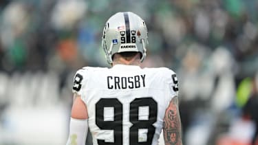 Las Vegas Raiders Defensive End Maxx Crosby (#98) beobachtet das Spielgeschehen während des NFL-Duells gegen die Philadelphia Eagles im Lincoln Financial Field in Philadelphia, Pennsylvania