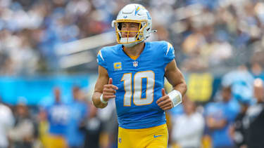Los Angeles Chargers Quarterback Justin Herbert (10) läuft vom Feld nach einem NFL-Spiel.