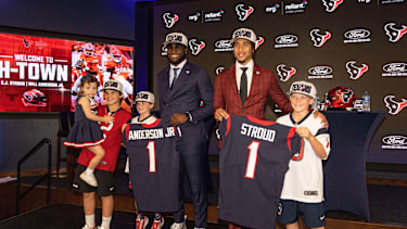 Houston Texans Linebacker Will Anderson Jr. (links) und Quarterback C.J. Stroud posieren mit Fans bei einer Pressekonferenz im NRG Stadium nach dem NFL Draft 2023 in Houston, Texas