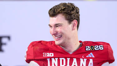 Fernando Mendoza von Indiana Hoosiers lacht auf der Bühne, nachdem sein Team im College Football das National Championship Game gewonnen hat.