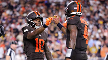 Cleveland Browns Running Back Quinshon Judkins (10) feiert mit Quarterback Deshaun Watson (4), nachdem er im zweiten Viertel des NFL-Spiels zwischen den Pittsburgh Steelers und den Cleveland Browns mit einem 2-Yard-Lauf einen Touchdown erzielt hat.