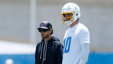 Los Angeles Chargers OC Mike McDaniel und Quarterback Justin Herbert #10 bei einem Training in der NFL.