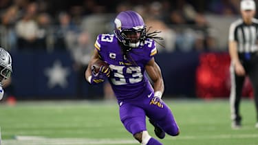 Minnesota Vikings Running Back Aaron Jones Sr. (#33) läuft im ersten Halbzeitabschnitt gegen die Dallas Cowboys im AT&T Stadium in Arlington, Texas