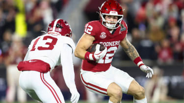 Oklahoma Sooners tight end Jaren Kanak (rechts) will ein Tackle von Alabama Crimson Tide defensive back Ivan Taylor (links) brechen
