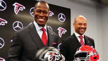 NFL, American Football Herren, USA Atlanta Falcons-Head Coach Raheem Morris Introductory press conference, PK, Pressekonferenz Feb 5, 2024; Atlanta, GA, USA; Atlanta Falcons head coach Raheem Morris and general manager Terry Fontenot pose for the media after Morris was introduced as the head coach of the Atlanta Falcons at Mercedes-Benz Stadium. Atlanta Mercedes-Benz Stadium GA USA, EDITORIAL USE ONLY PUBLICATIONxINxGERxSUIxAUTxONLY Copyright: xJohnxDavidxMercerx 20240205_jdm_sx1_031