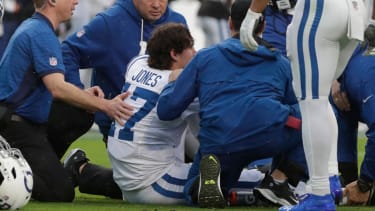 NFL, American Football Herren, USA Indianapolis Colts at Jacksonville Jaguars Dec 7, 2025; Jacksonville, Florida, USA; Indianapolis Colts quarterback Daniel Jones (17) is tended to by trainers after going down with an apparent injury against the Jacksonville Jaguars during the first half at EverBank Stadium. Jacksonville EverBank Stadium Florida USA, EDITORIAL USE ONLY PUBLICATIONxINxGERxSUIxAUTxONLY Copyright: xTravisxRegisterx 20251207_rtc_na7_0053