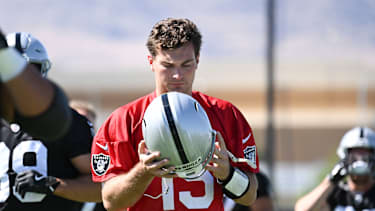 Quarterback Fernando Mendoza von den Las Vegas Raiders dehnt sich während der Organized Team Activities im Intermountain Health Performance Center in Henderson (NFL, USA)