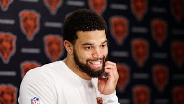 Quarterback Caleb Williams von den Chicago Bears spricht während des Minicamps im Halas Hall Trainingszentrum in Lake Forest, Illinois, mit Medienvertretern (NFL, USA)